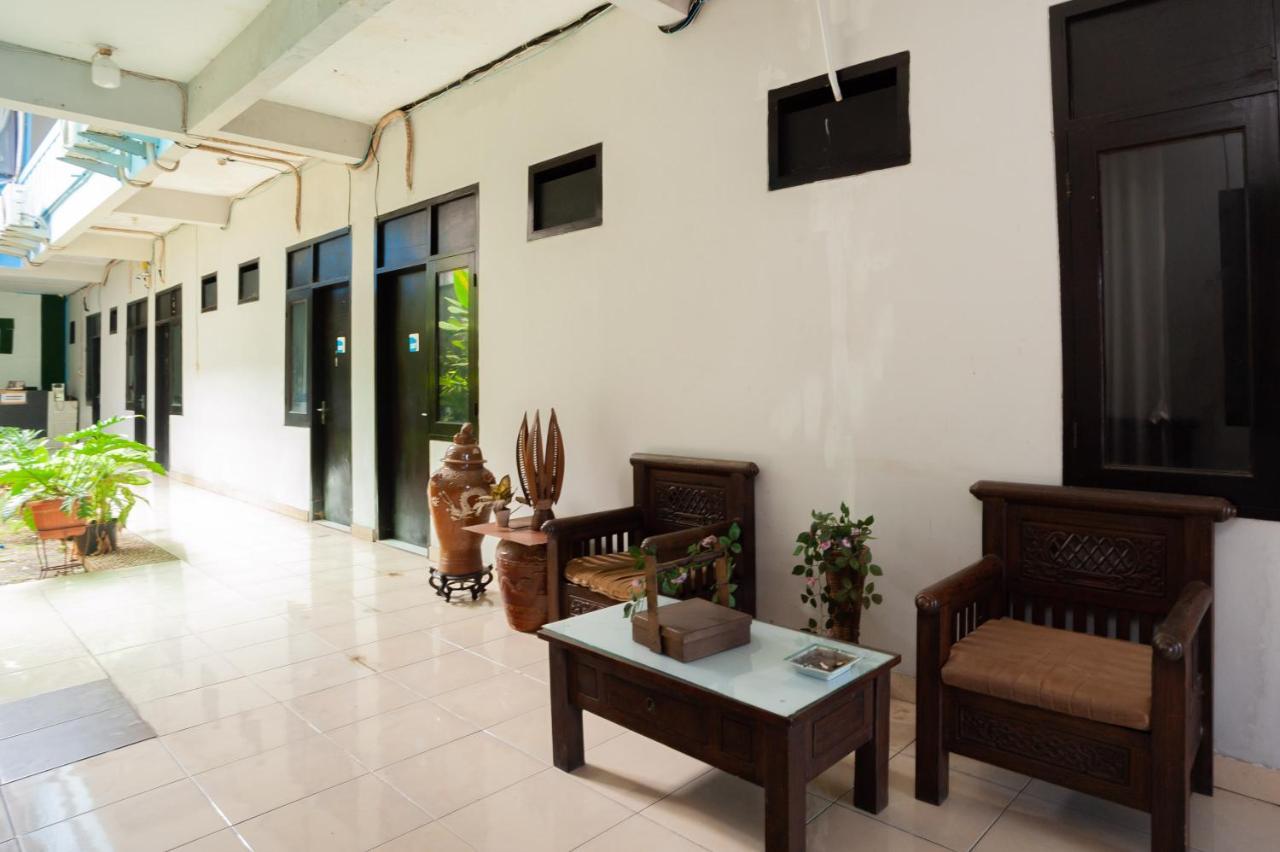 Hotel Reddoorz Near Margonda Raya Depok Exterior foto